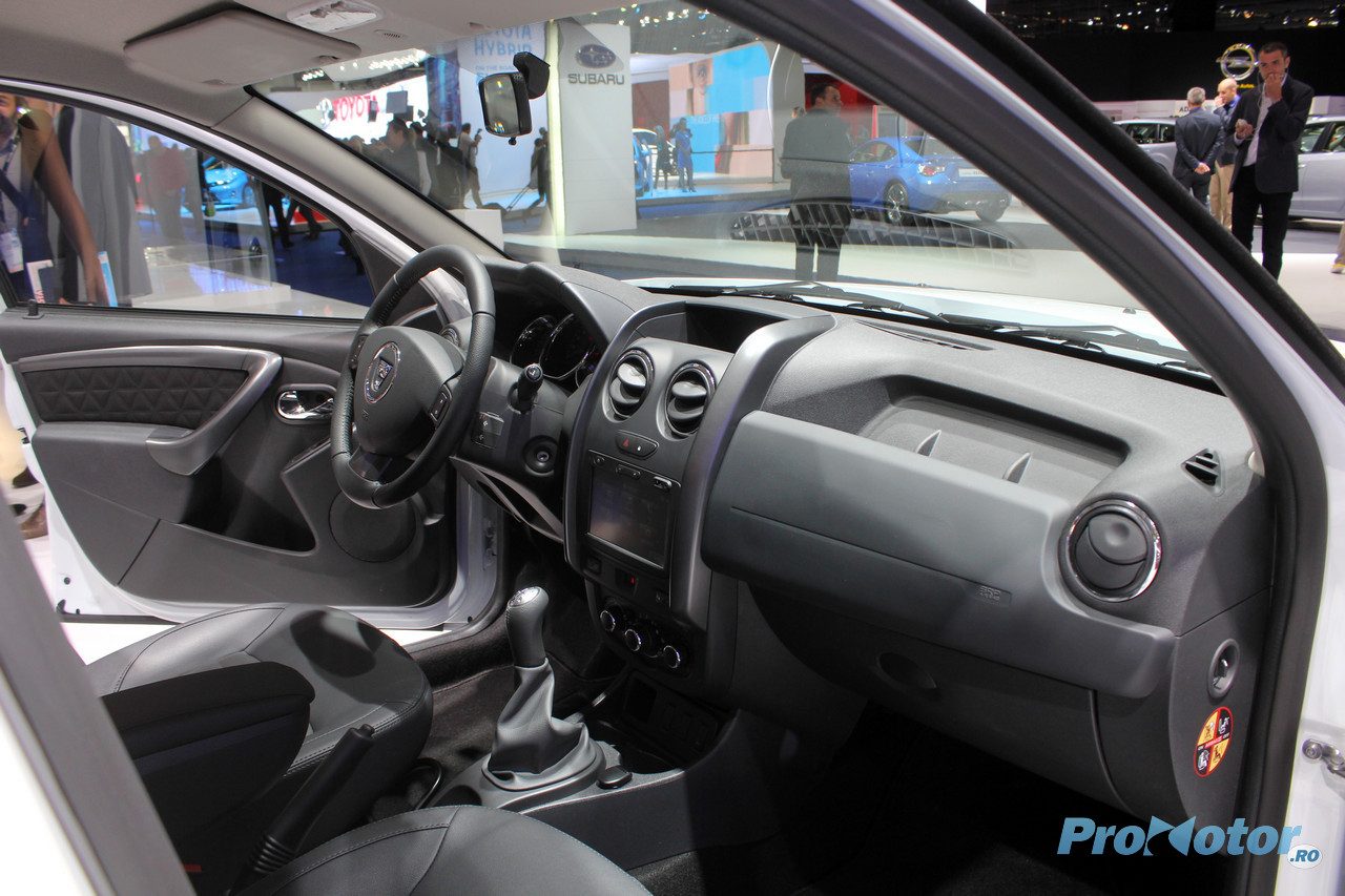 Фото салона Renault Duster 2014 вид справа